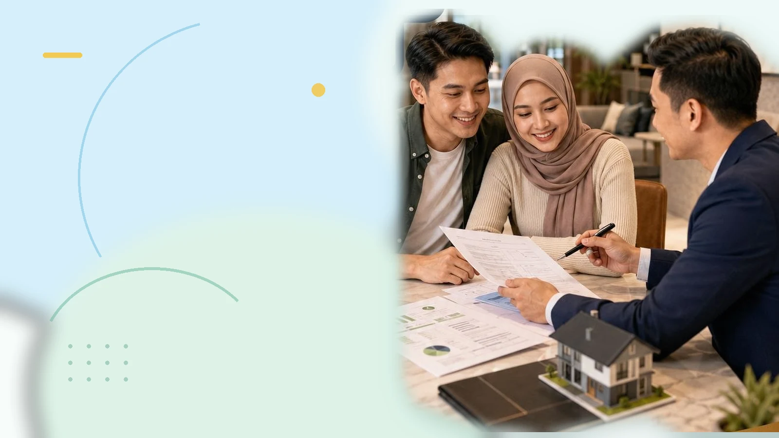 Pasangan muda berbincang tentang dokumen pembelian rumah bersama seorang penasihat di meja.
