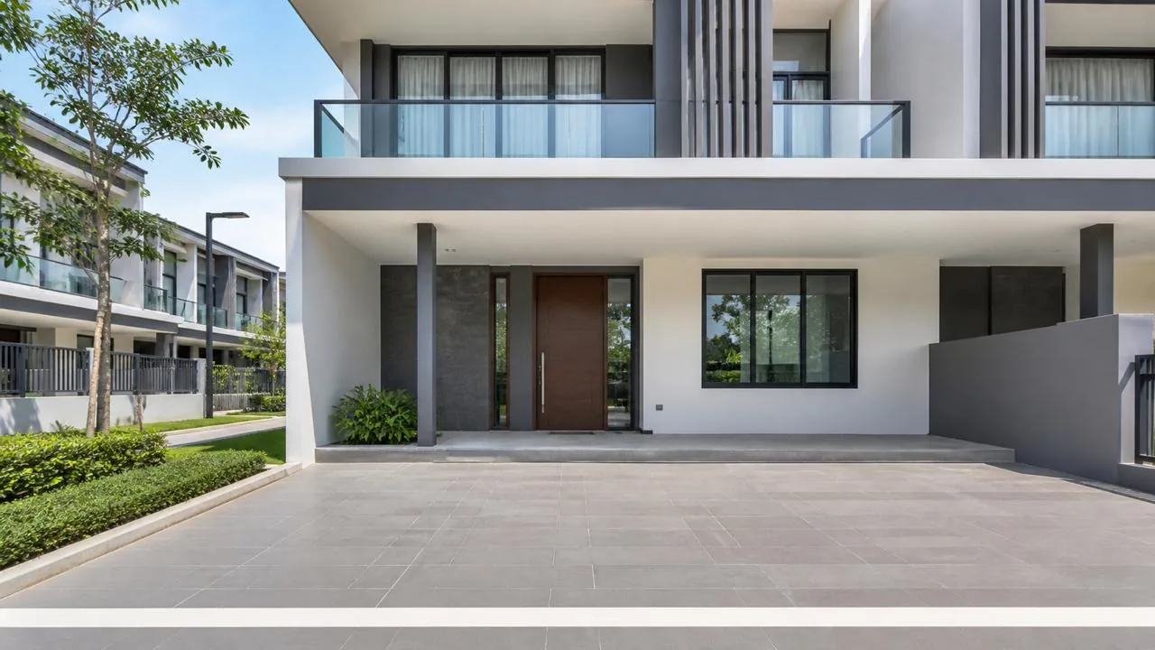 Visual inspirasi fasad rumah landed moden dengan anjung kereta dan balkoni