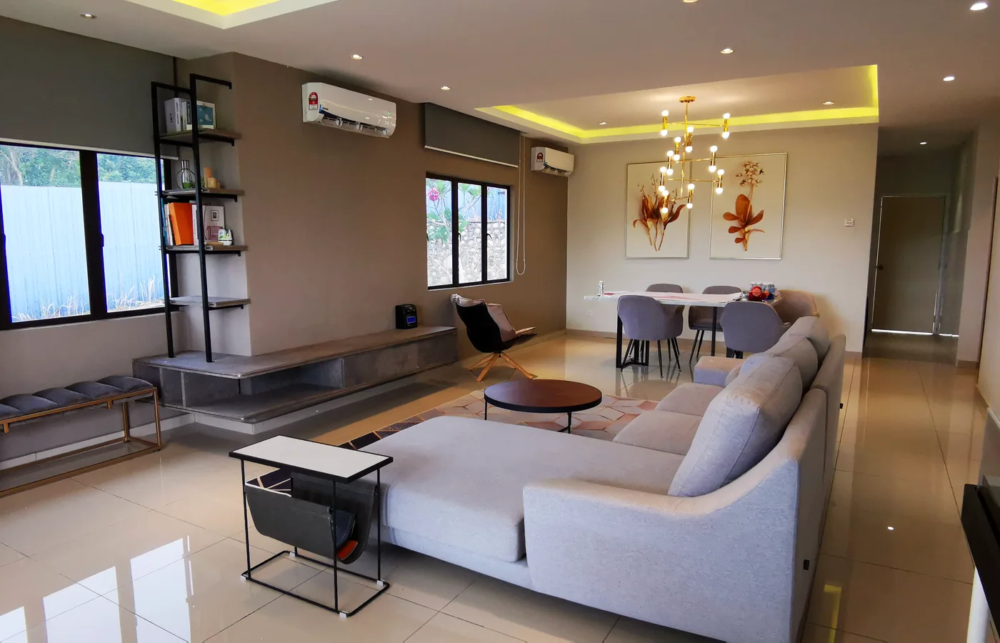 Ruang makan rumah contoh Kerayong Hills